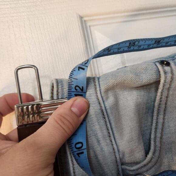 KanCan Women's Light Wash Skinny Jeans with Frayed Hem- 0/23 - Picture 4 of 9